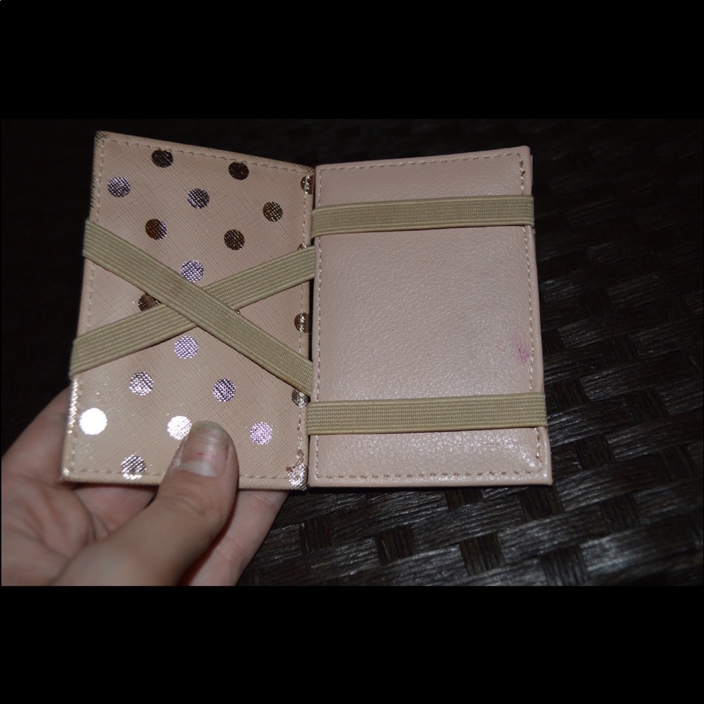 4 compartments card holder & holds cash in middle